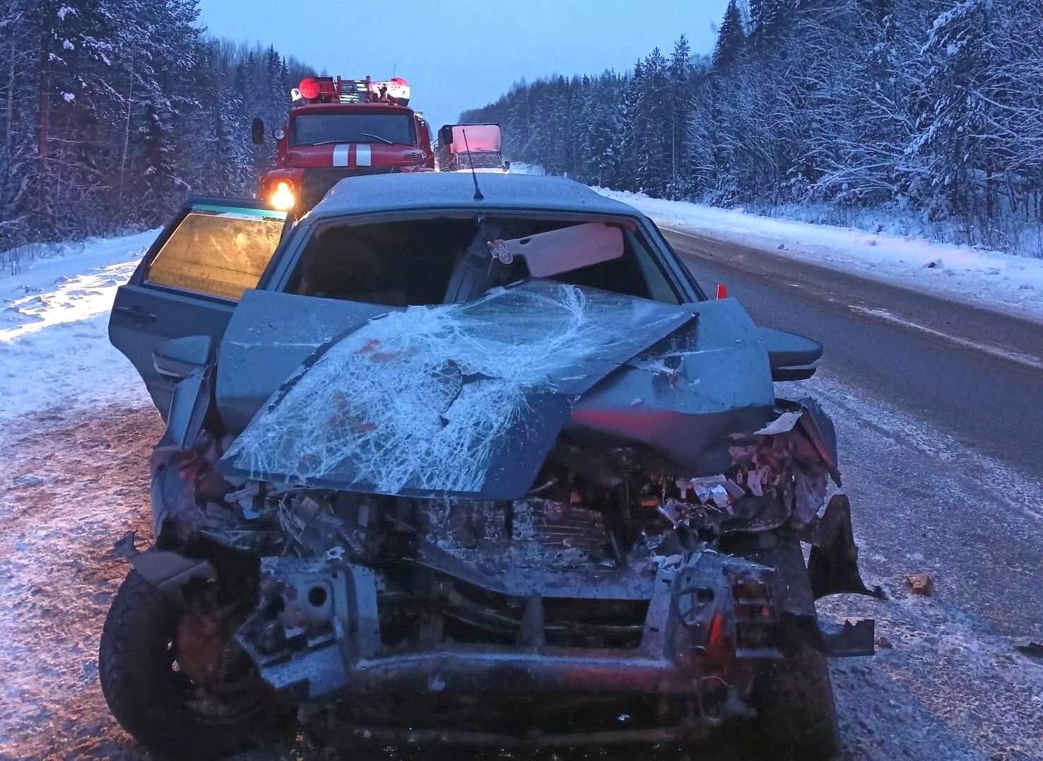 На трассе «Вятка» в Юрьянском районе 20-летний водитель влетел в припаркованный «Урал»