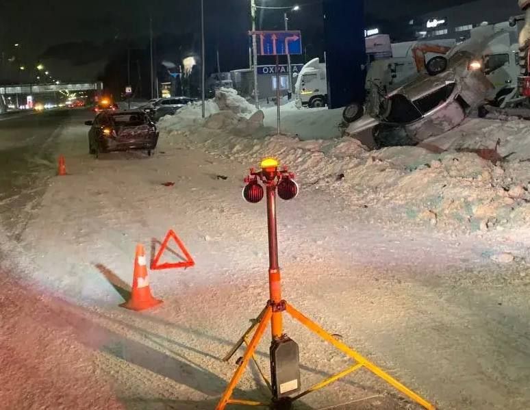 После столкновения влетел в машину и перевернулся в кювете: ДТП на Южном обходе