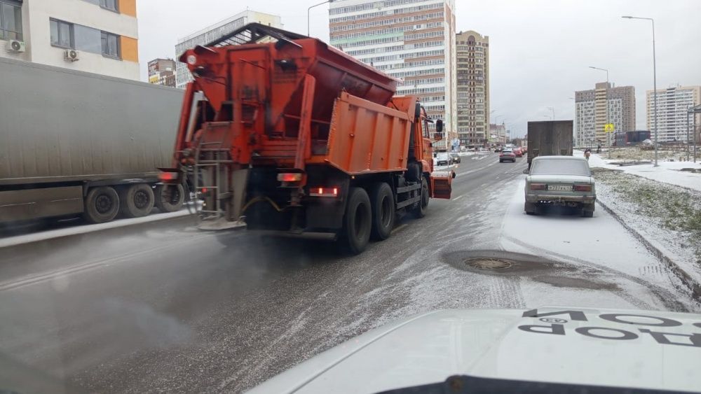 Кировские дорожники объяснили, отчего зависит выбор противогололедных материалов