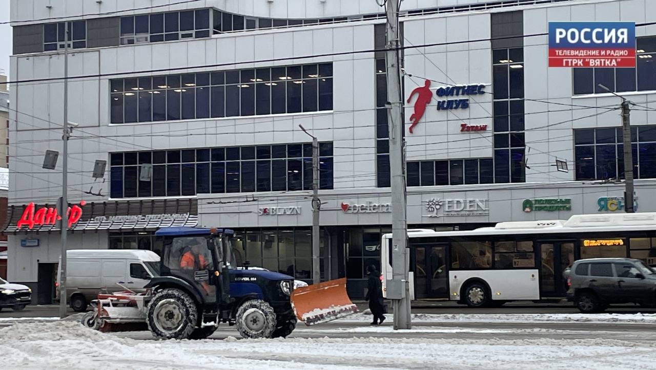На магистральных улицах Кирова работают колонны снегоуборочной техники