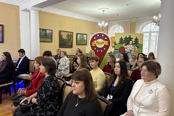 Кировским экскурсоводам презентовали календарь событий на 2026 год