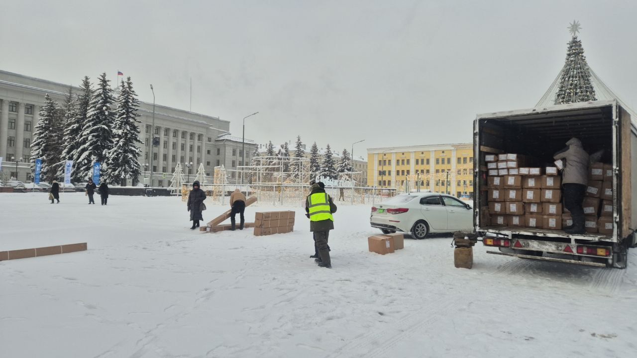 На Театральной площади устанавливают горки