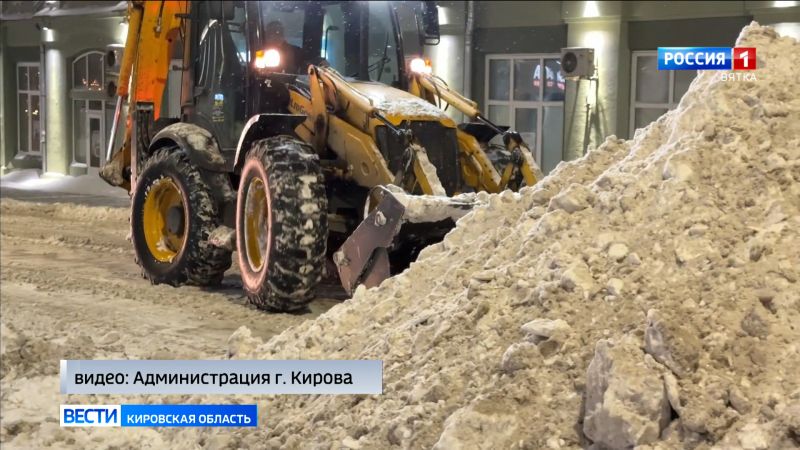 После обильных снегопадов на улицах Кирова увеличили темпы вывоза снега