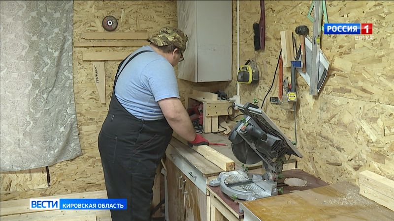 Социальный контракт помог ветерану СВО открыть производство мебели