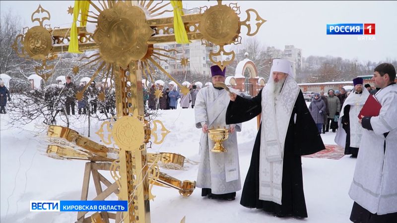 На Всехсвятской церкви Кирово-Чепецка освятили и установили новые кресты на купола