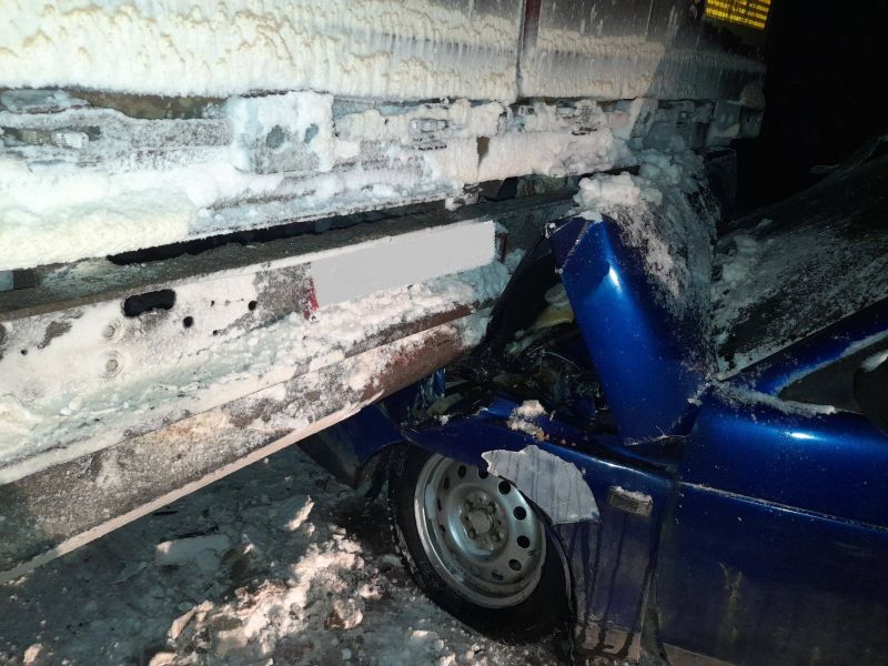 В Мурашинском районе водитель пострадал, врезавшись в припаркованный грузовик