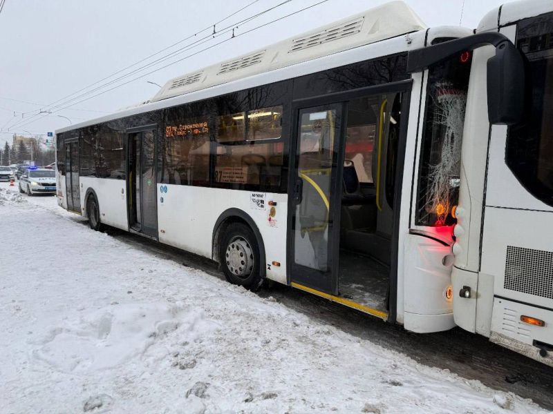Возле площади Конева в Кирове столкнулись два ЛИАЗа