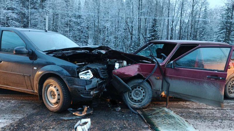 В Юрьянском районе столкнулись 2 легковушки и грузовик