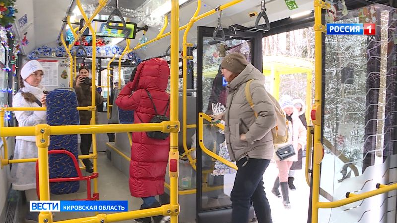 В Кирове начал курсировать новогодний автобус