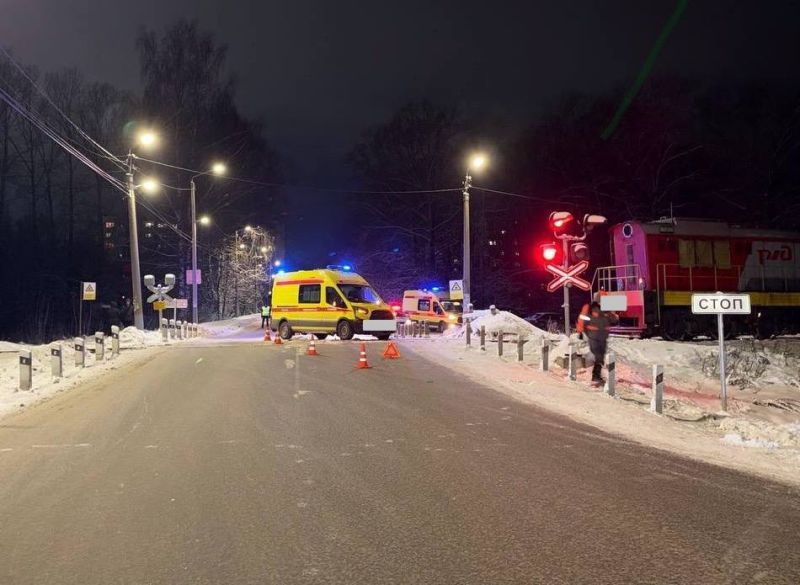 В Кирове столкнулись автомобиль скорой помощи и тепловоз