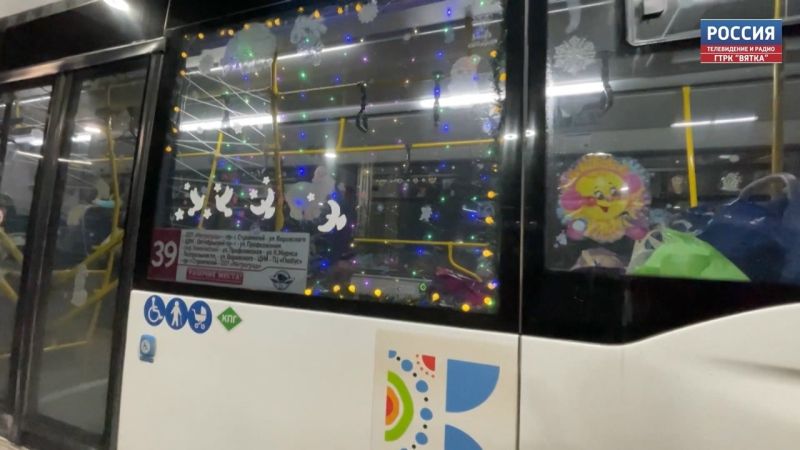 В Кирове проводят конкурс новогодних снимков общественного транспорта.