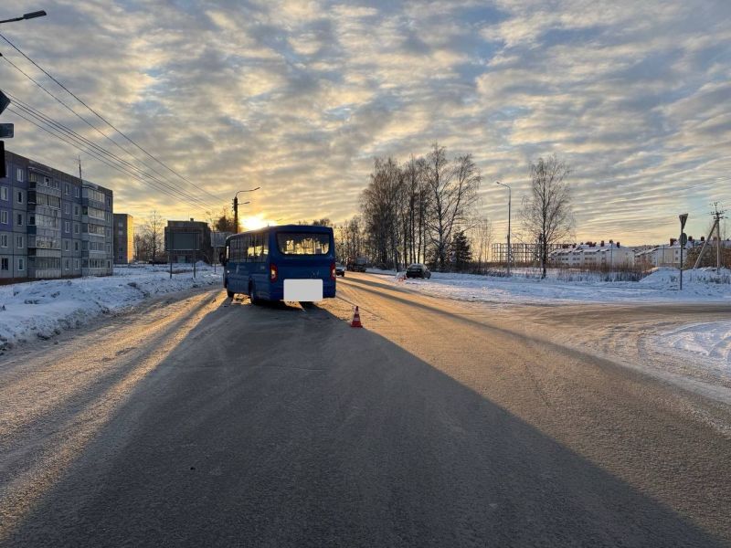 В Кирове после столкновения легковушки и автобуса пострадал несовершеннолетний