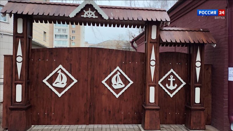 У музея Александра Грина в Кирове установили деревянные резные ворота