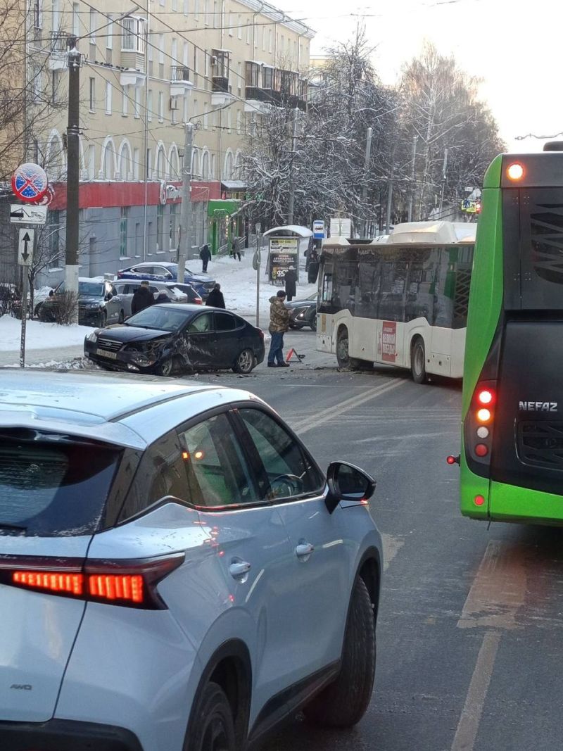 В Кирове из-за аварии на улице Владимирской ограничен проезд общественного транспорта
