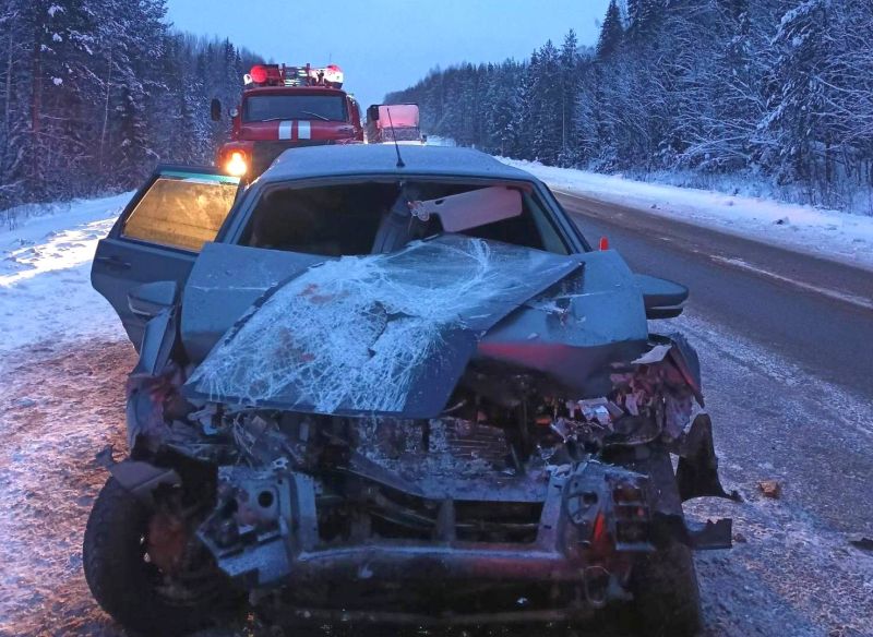 На трассе «Вятка» в Юрьянском районе 20-летний водитель влетел в припаркованный «Урал»