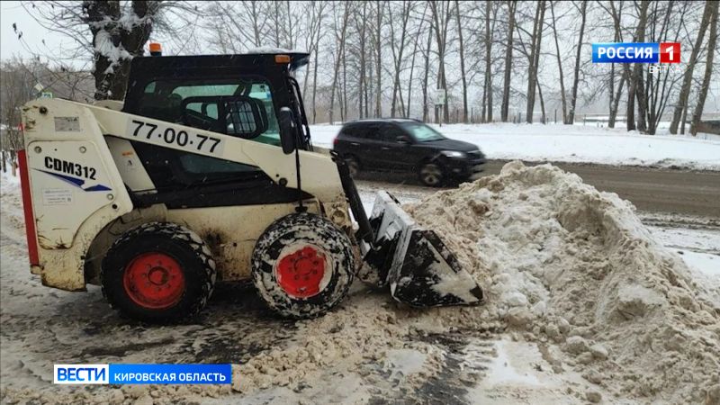 В Кирове продолжается уборка снежных масс с проезжих частей и тротуаров