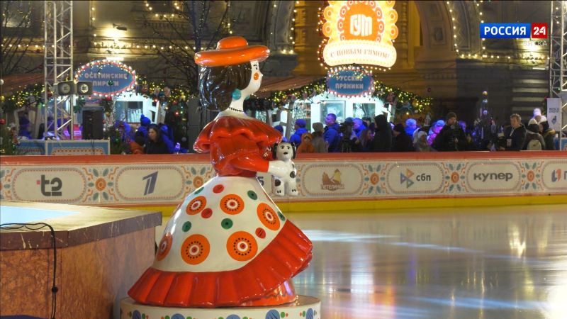 Красная площадь нарядилась к Новому году в Дымковские узоры