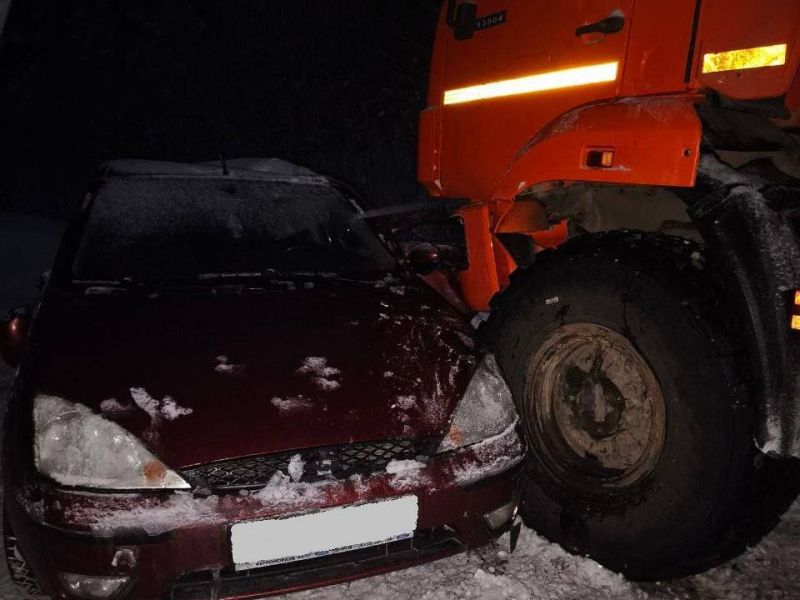 В Мурашинском районе в ДТП с КамАЗом пострадал водитель легкового авто