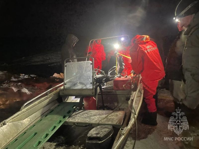 В Кировской области сотрудники МЧС спасли семью из ледяного плена