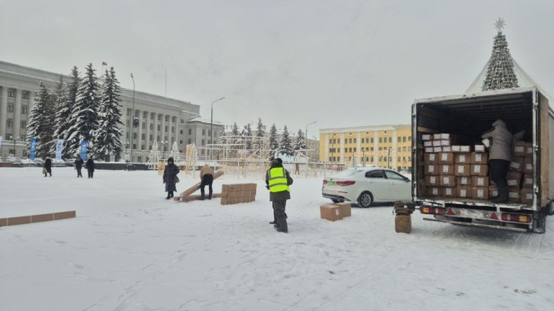 На Театральной площади устанавливают горки
