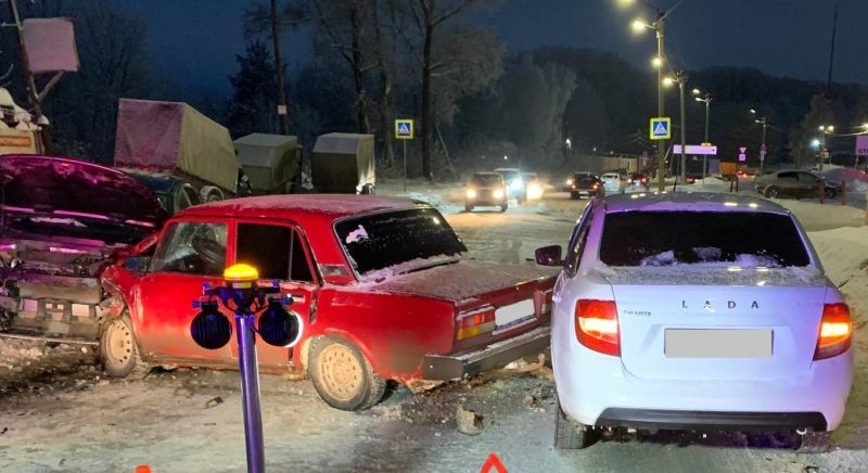 В Кирове дорогу не поделили три автомобиля