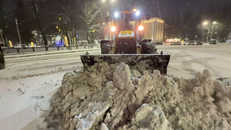 Ночью с улиц Кирова начали вывозить снег на спецполигон