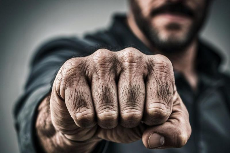 Жителя Омутнинска обвиняют в истязании жены и несовершеннолетней дочери