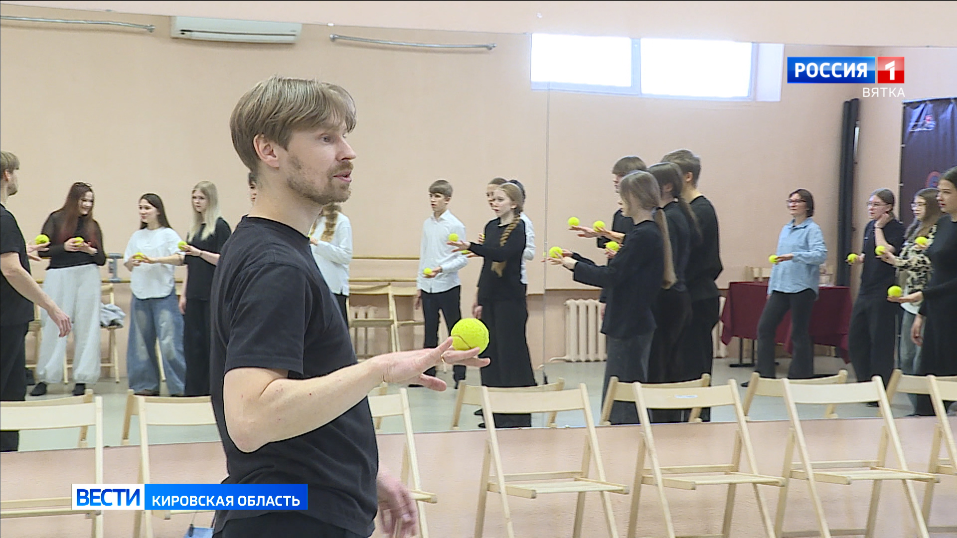 В Кирове в рамках «Театрального Приволжья» состоялся мастер-класс по искусству жонглирования