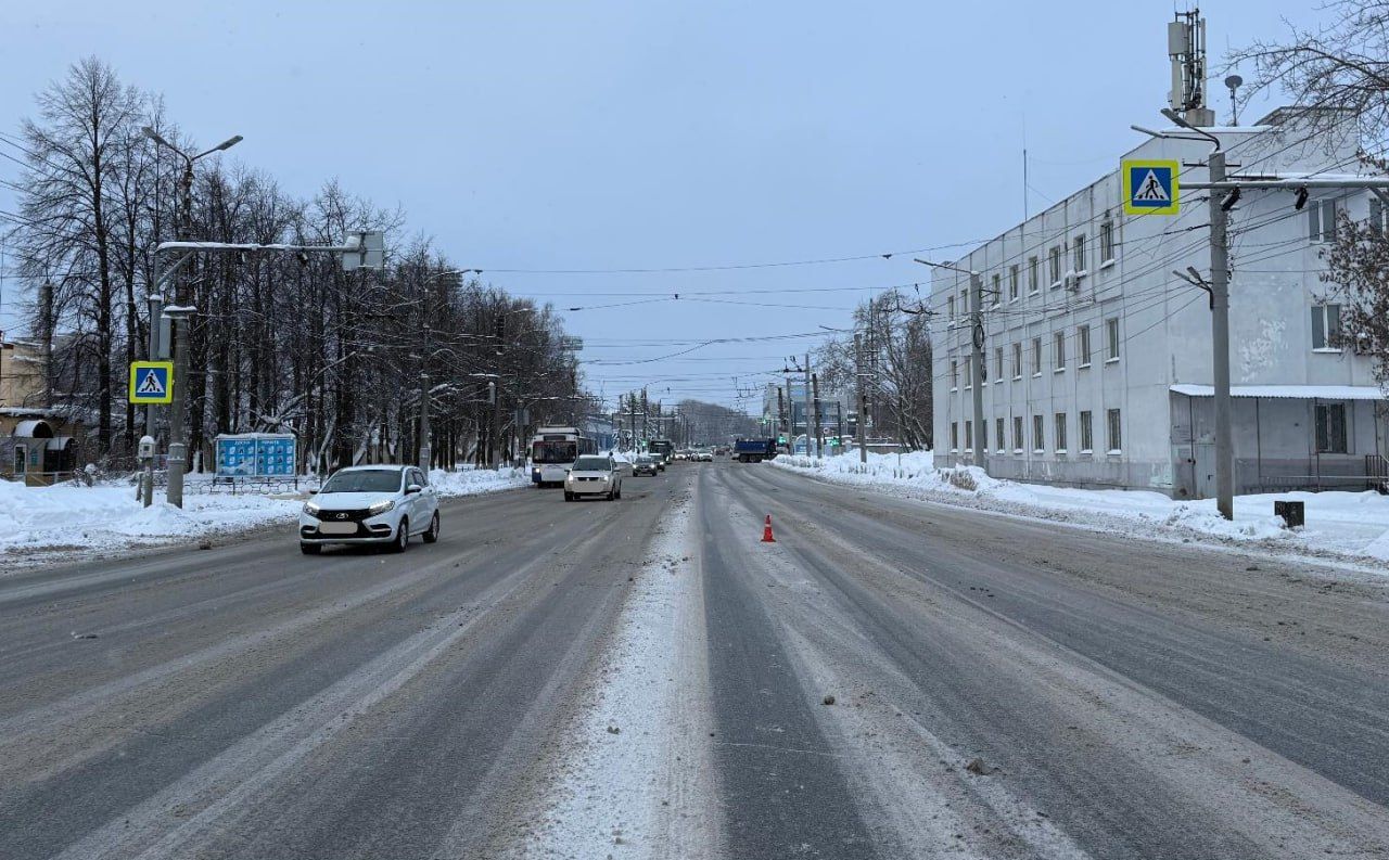 В Кирове под колесами авто пострадала 14-летняя девочка