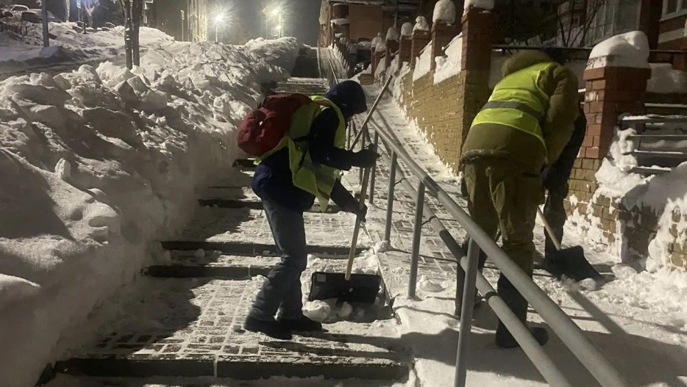 В Кирове продолжают обработку улиц от скользкости