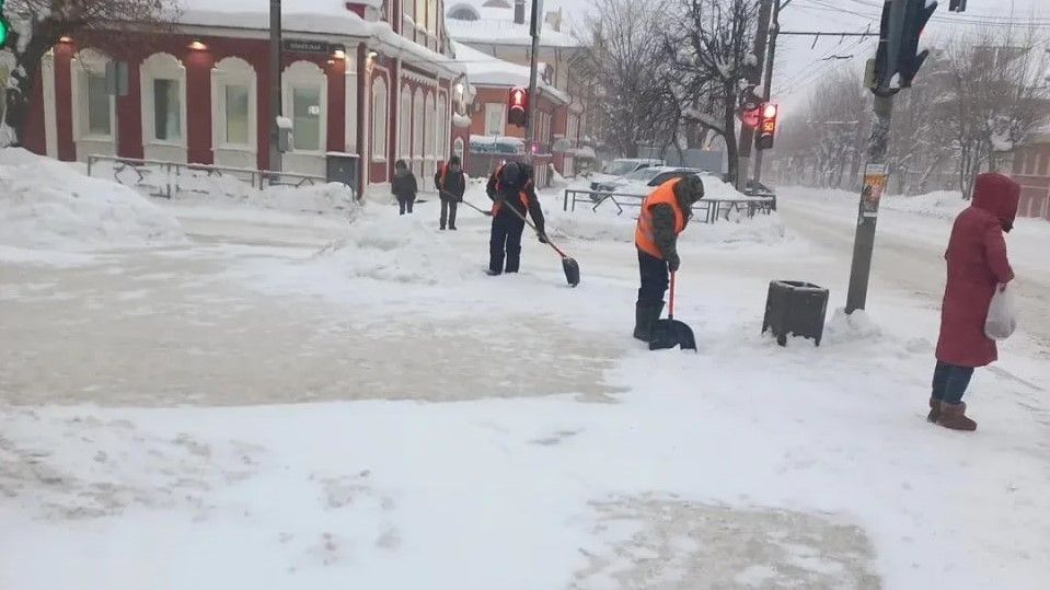В Кирове дорожные службы работают в усиленном режиме из-за сложных погодных условий