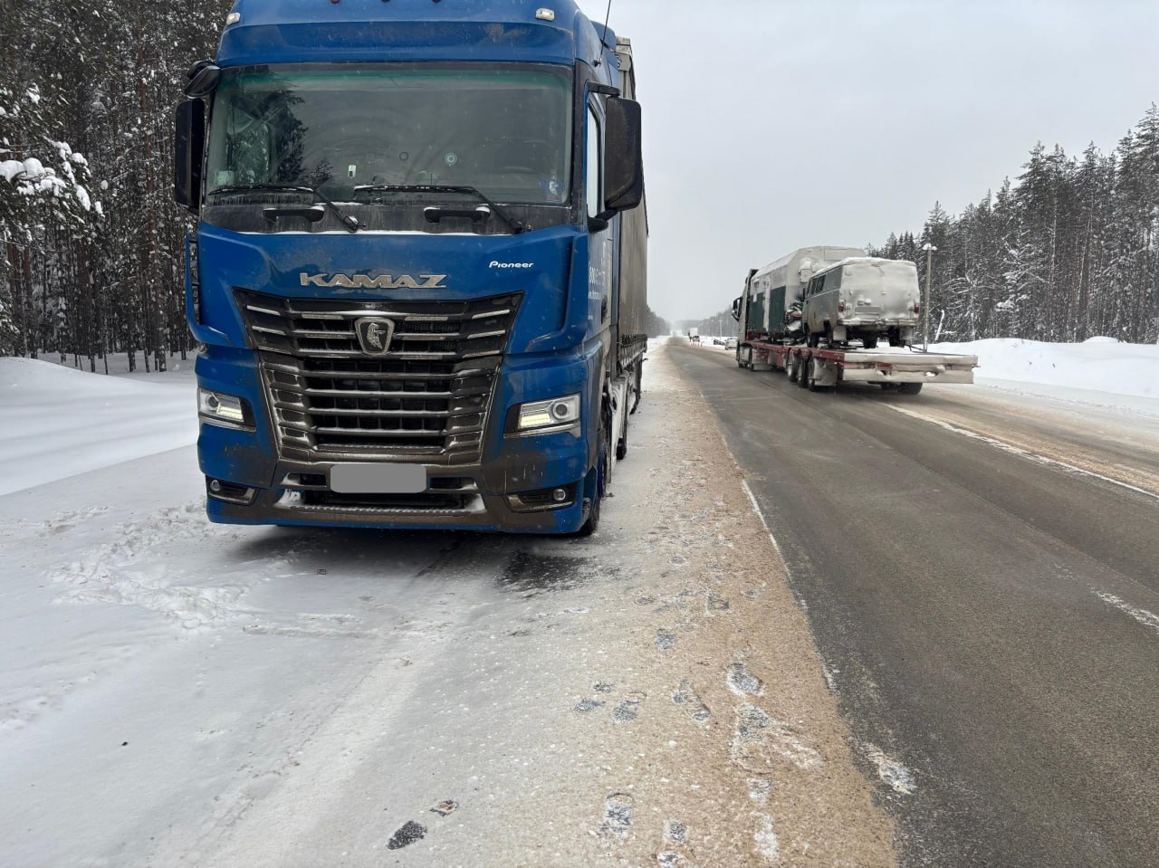 В ДТП легковушки с двумя грузовиками пострадала 13-летняя девочка