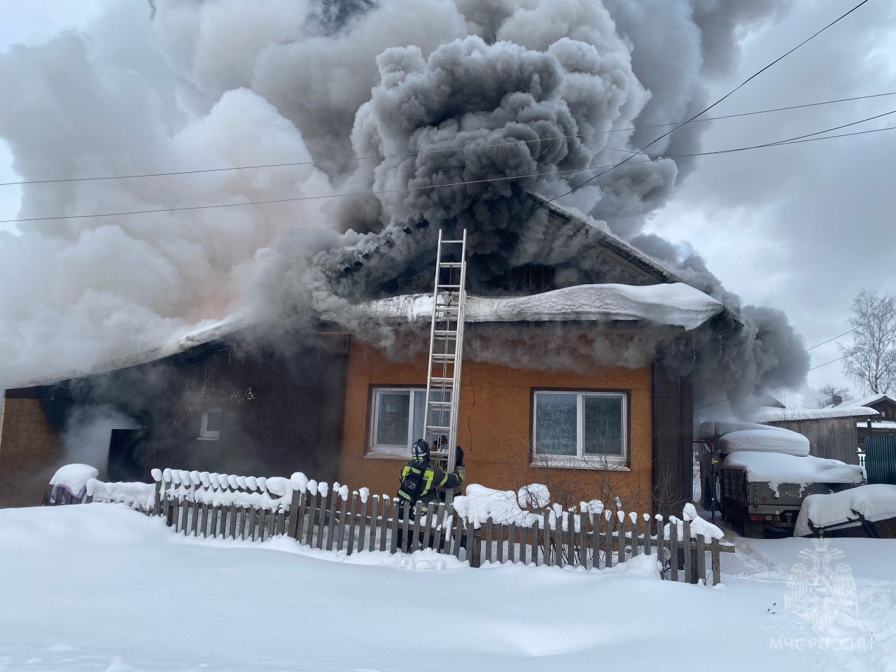 В Котельниче загорелся жилой дом