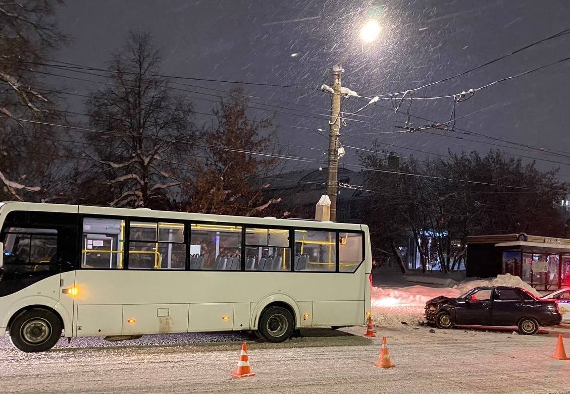 Пьяный водитель врезался в автобус Слободской-Киров