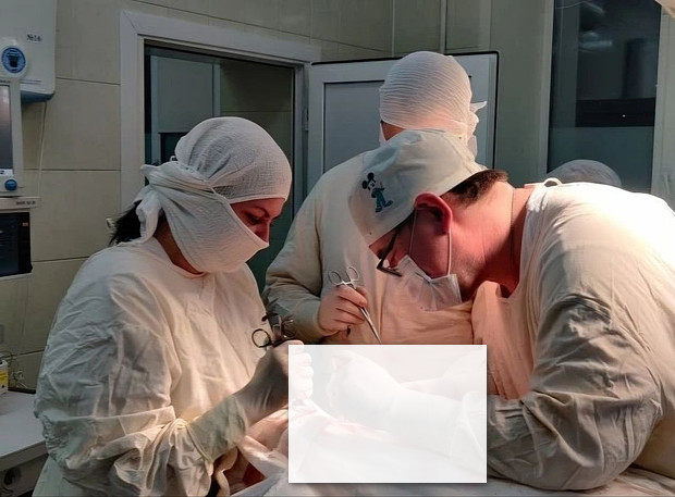 Женщине с тяжелым ранением шеи врачи Центра травматологии сохранили возможность дышать, говорить и есть