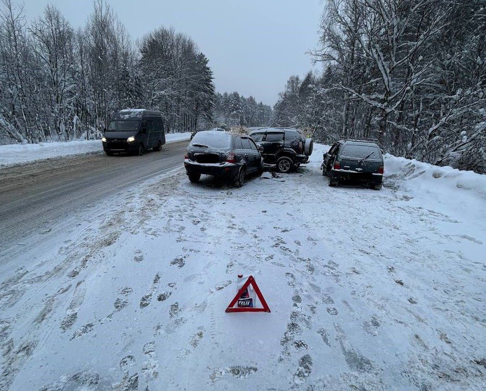В Кирово-Чепецком районе столкнулись 3 автовладельца