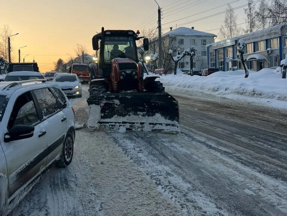 В Кирове после метели расчищают дороги и тротуары