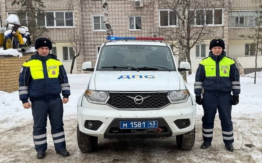 В Кировской области автоинспекторы помогли водителю, вылетевшему в кювет