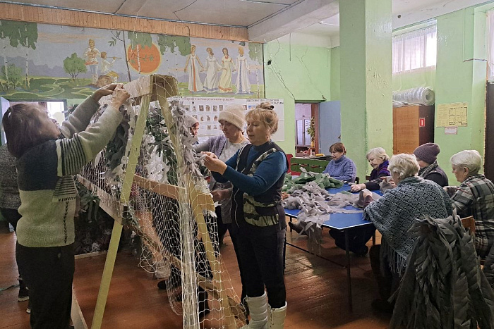 Волонтеры Кировской области плетут для бойцов СВО «браслеты выживания»