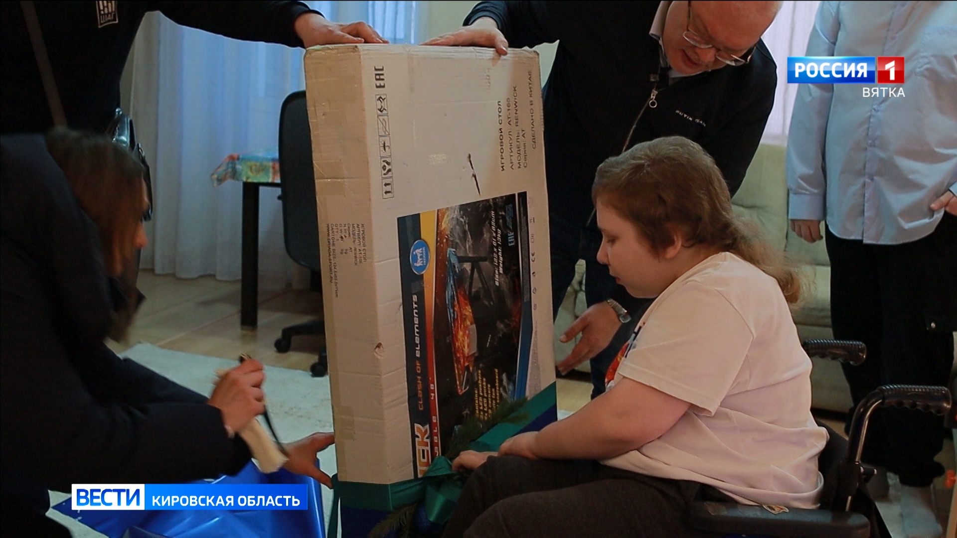 В первый день нового года губернатор Александр Соколов дарил подарки