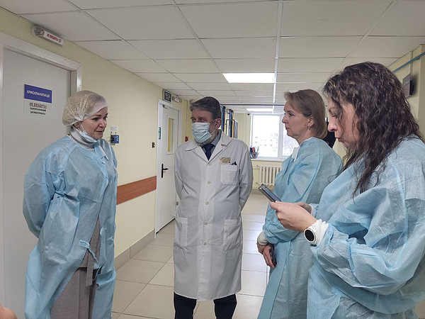 Руководитель АНО «Комитет семей воинов Отечества» Юлия Белехова побывала в кировском Перинатальном центре