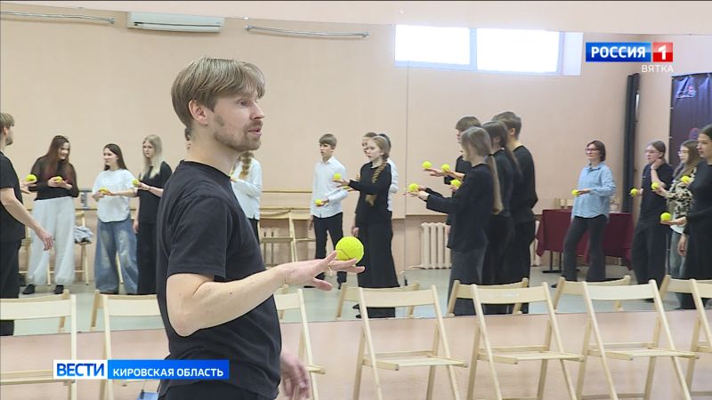 В Кирове в рамках «Театрального Приволжья» состоялся мастер-класс по искусству жонглирования