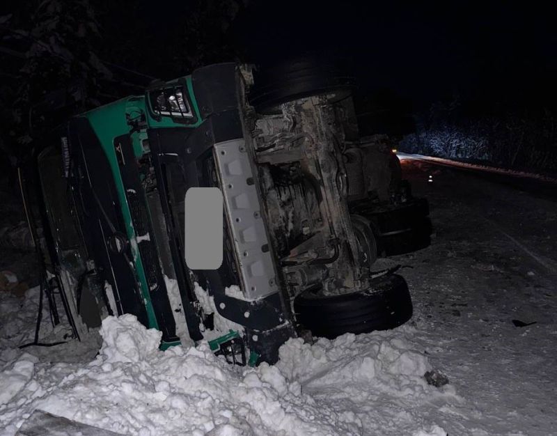 В Подосиновском районе перевернулся грузовой автомобиль
