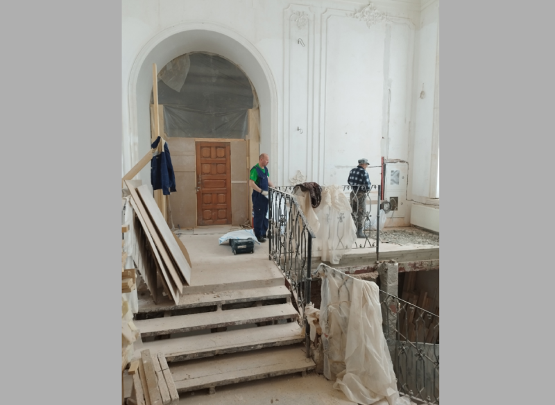 В Спасском соборе начали демонтаж старой лестницы, ведущей на второй этаж.