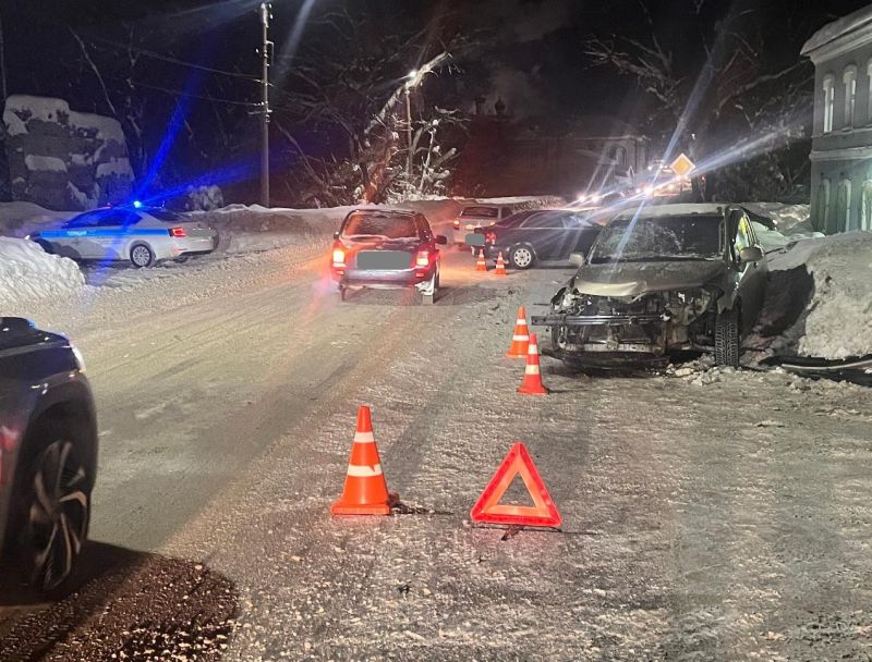 В Слободском столкнулись 2 легковушки: один из водителей пострадал