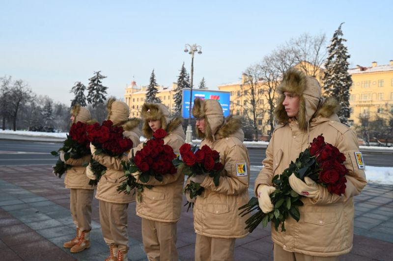 Кировчане возложили цветы к монументу Победы в Минске