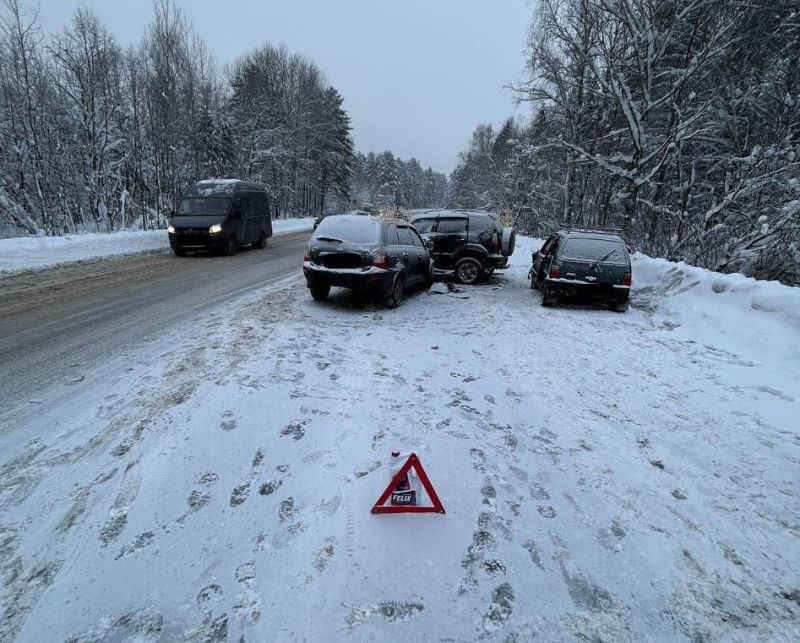 В Кирово-Чепецком районе столкнулись 3 автовладельца