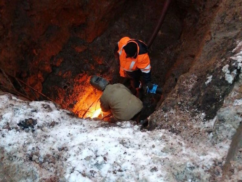 В Кирове на улице Альберта Лиханова произошла утечка воды