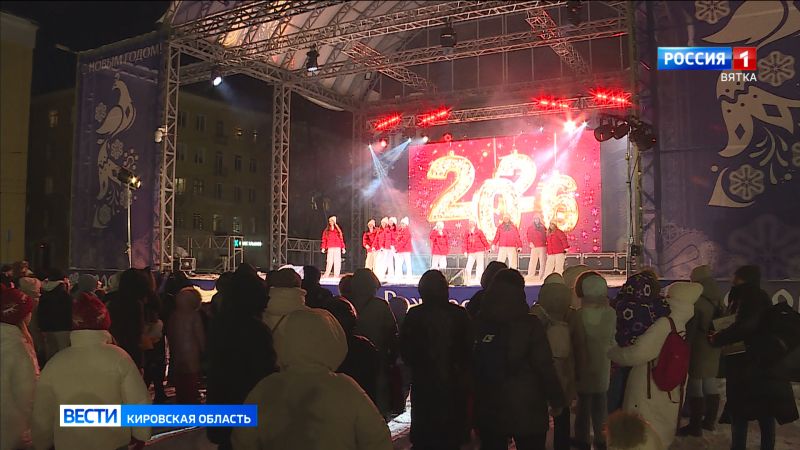 Кировчане и гости города стали участниками традиционных гуляний на Театральной площади