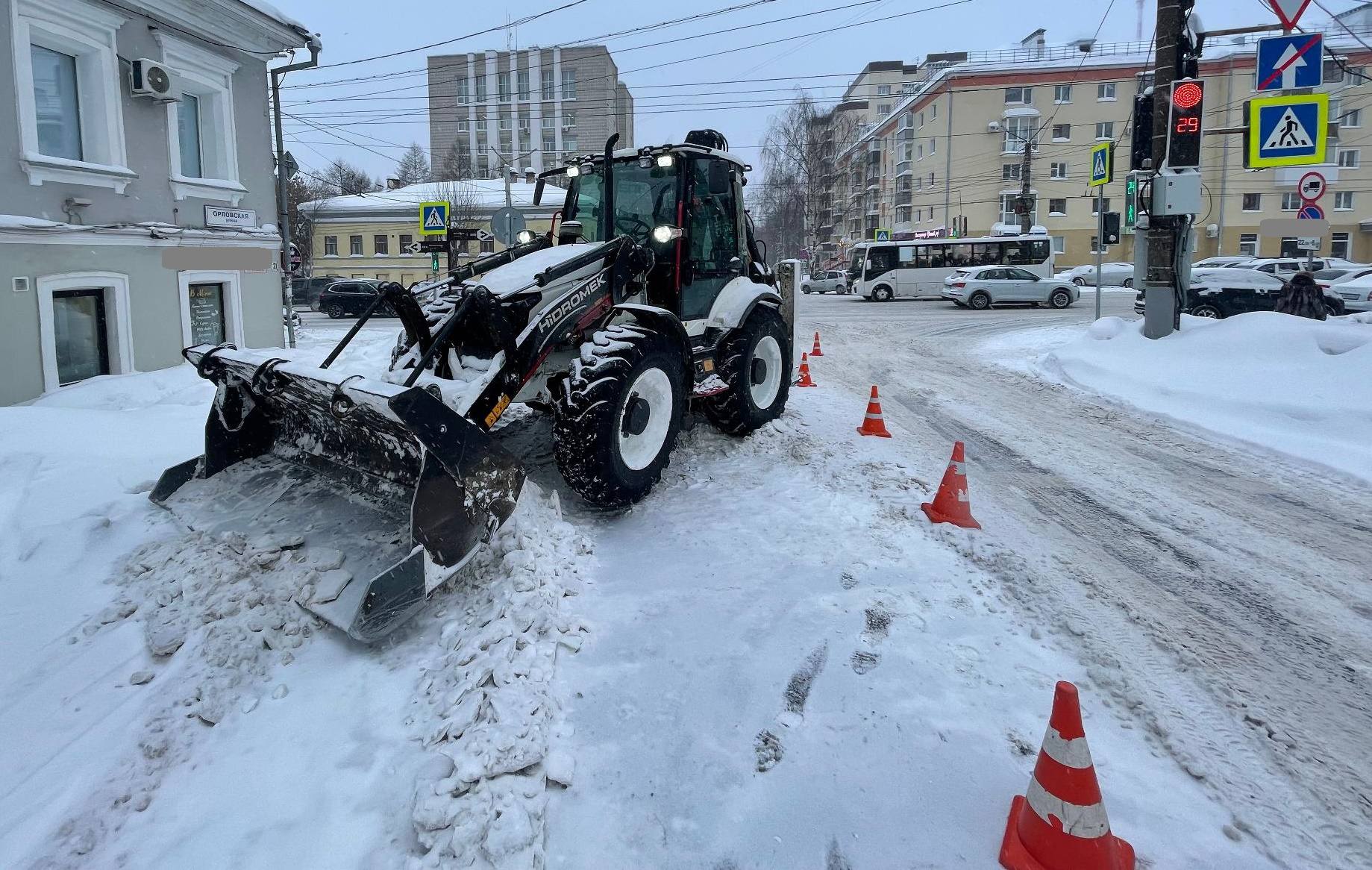 В центре Кирова водитель экскаватора-погрузчика сбил пенсионерку